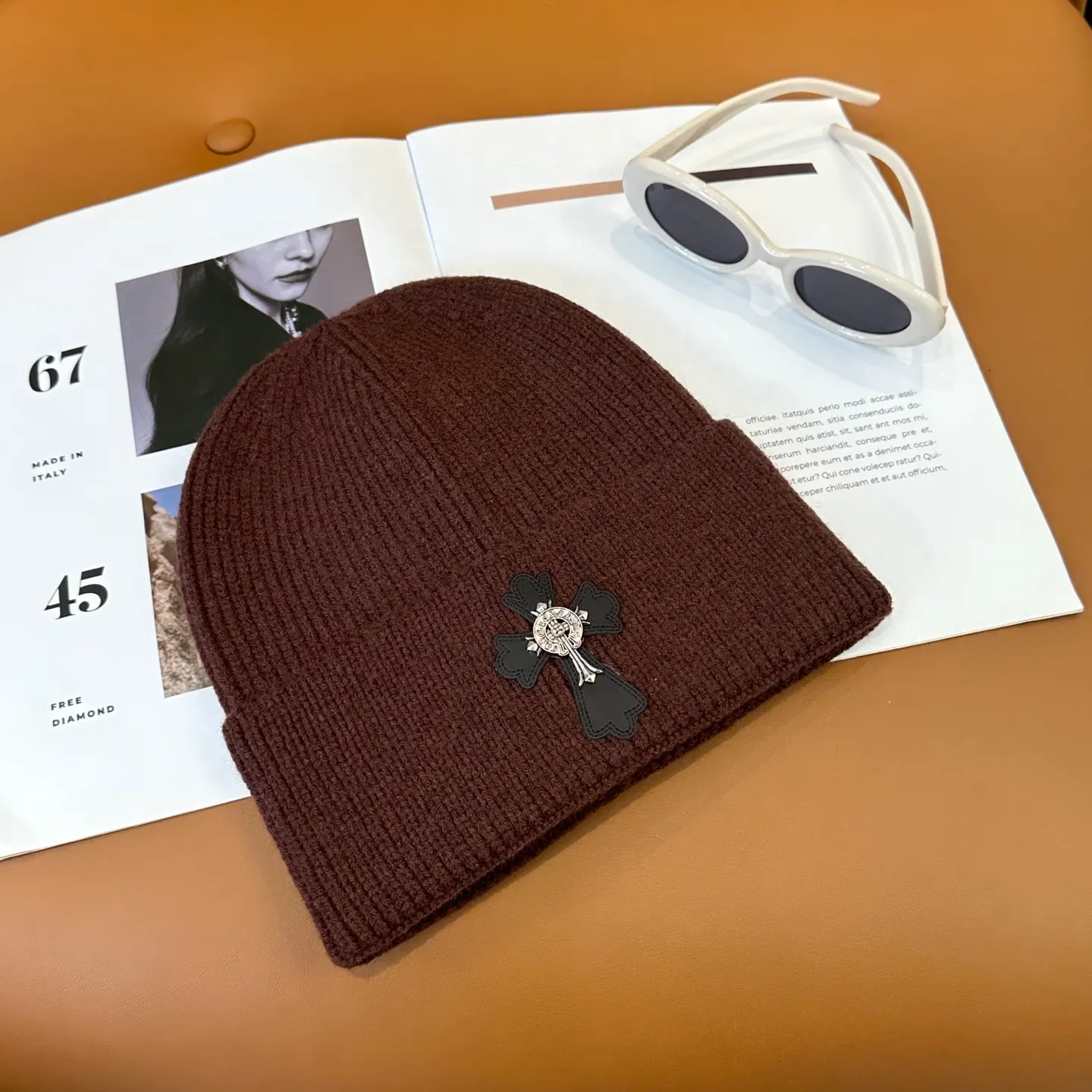 P46 🤍Chrome hearts new autumn and winter cross knitted hat🧶 One of the must-have hats in autumn and winter~ It really looks good on whoever wears it~, it is also a perfect match in black and white and gray in autumn~